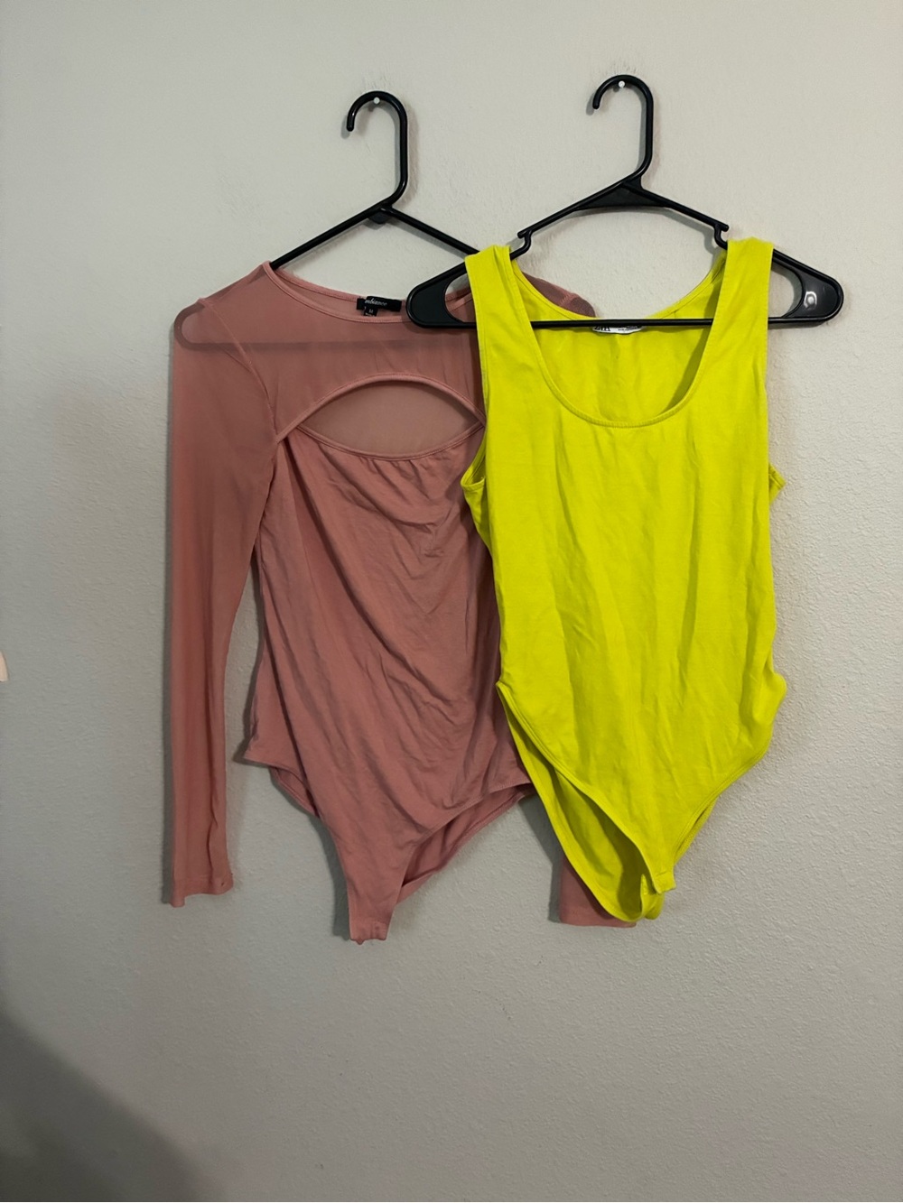 2 bodysuits Zara Neon Yellow Scoop Neck Sleeveless & Ambiance pink